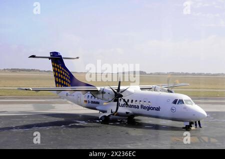 Flughafen Sylt, Sylt, Nordfriesische Insel, Schleswig-Holstein, Lufthansa Regionalpropellerflugzeug auf einer Landebahn, Sylt, Nordfriesische Insel Stockfoto