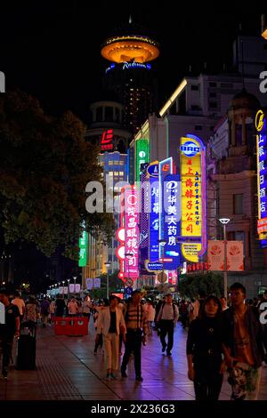 Abendlicher Spaziergang durch Shanghai zu den Sehenswürdigkeiten, Shanghai, lebhafte Straßenszene bei Nacht mit beleuchteter Werbung und Architektur, Shanghai Stockfoto