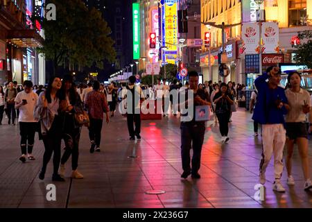 Abendlicher Spaziergang durch Shanghai zu den Sehenswürdigkeiten, Shanghai, nächtlicher Stadtlandschaft mit Menschen, die vorbeilaufen und Einblicke in das urbane Nachtleben Stockfoto