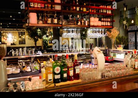 Abendspaziergang durch Shanghai zu den Sehenswürdigkeiten, Shanghai, Eine Bar mit verschiedenen Spirituosen und Gläsern, wahrscheinlich kurz vor der Eröffnung, Shanghai Stockfoto