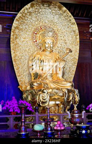 Jade Buddha Tempel, Shanghai, Golden Buddha Statue in sitzender Pose, umgeben von religiösen Ornamenten, Shanghai, China Stockfoto