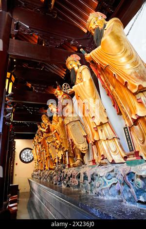 Jade Buddha Tempel, Buddha, Puxi, Shanghai, Shanghai Shi, China, Reihe goldener Statuen in einem buddhistischen Tempel, beeindruckende handgefertigte Kunst Stockfoto