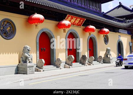 Jade Buddha Tempel, Shanghai, Eine Reihe von roten Laternen und Steinskulpturen vor einem Tempel, Shanghai, China Stockfoto