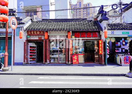 Machen Sie einen Spaziergang durch Shanghai zu den Sehenswürdigkeiten, Shanghai, China, Asien, traditionellem Geschäft mit roten Laternen und chinesischen Schriften Stockfoto