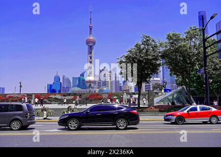 Machen Sie einen Spaziergang durch Shanghai zu den Sehenswürdigkeiten, Shanghai, China, Asien, Stadtverkehr vor der Kulisse des Shanghai Oriental Pearl Tower Stockfoto