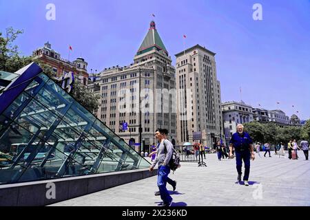 Machen Sie einen Spaziergang durch Shanghai zu den Sehenswürdigkeiten, Shanghai, China, Asien, urbaner Szene mit historischen Gebäuden und moderner Glasarchitektur Stockfoto