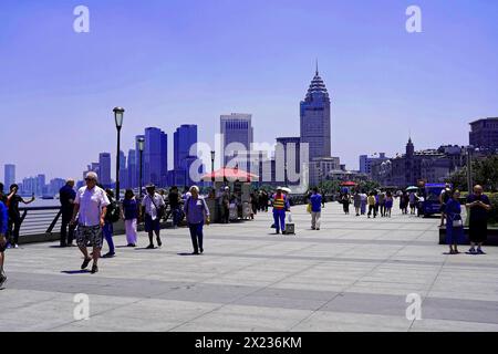 Machen Sie einen Spaziergang durch Shanghai zu den Sehenswürdigkeiten, Shanghai, China, Asien, Menschen, die auf der Promenade mit Wolkenkratzern im Hintergrund spazieren Stockfoto