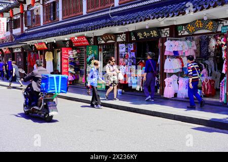 Machen Sie einen Spaziergang durch Shanghai zu den Sehenswürdigkeiten, Shanghai, China, Asien, belebten Einkaufsstraßen mit traditionellen chinesischen Geschäften und Passanten Stockfoto