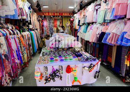 Machen Sie einen Spaziergang durch Shanghai zu den Sehenswürdigkeiten, Shanghai, China, Asien, Einem kleinen lebhaften Marktstand mit einer Auswahl an Kleidung und Accessoires Stockfoto