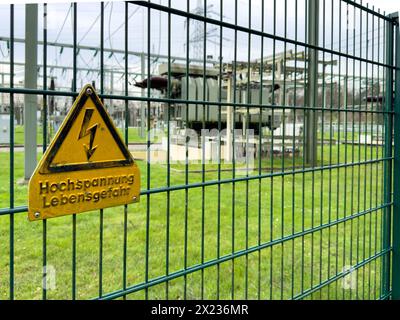 Warnschild Warnung Hochspannung Lebensgefahr am Zaun der Unterstation Transformatorstation Teil des Stromversorgungsnetzes mit Transformator Stockfoto