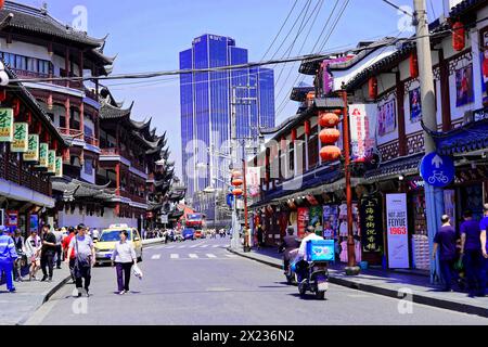 Machen Sie einen Spaziergang durch Shanghai zu den Sehenswürdigkeiten, Shanghai, China, Asien, einem geschäftigen städtischen Straßenabschnitt mit traditionellen Gebäuden und Passanten Stockfoto