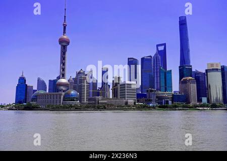 Machen Sie einen Spaziergang durch Shanghai zu den Sehenswürdigkeiten, Shanghai, China, Asien, der beeindruckenden Skyline von Shanghai mit einem klaren Himmel und dem Fluss im Vordergrund Stockfoto