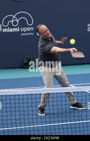 Douglas Emhoff spielt bei den Miami Open am 27. März 2024 in Miami Gardens, FL. (Foto: Paul Fong/Image of Sport) Stockfoto