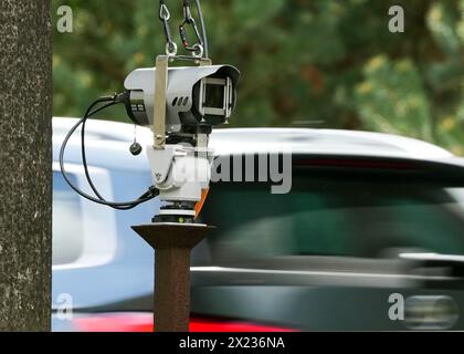 Walsleben, Deutschland. April 2024. Eine Kamera zur Entfernungsmessung befindet sich kurz vor der Ausfahrt zum Parkplatz Rosskower Heide an der Autobahn A 24. Quelle: Soeren Stache/dpa/Alamy Live News Stockfoto