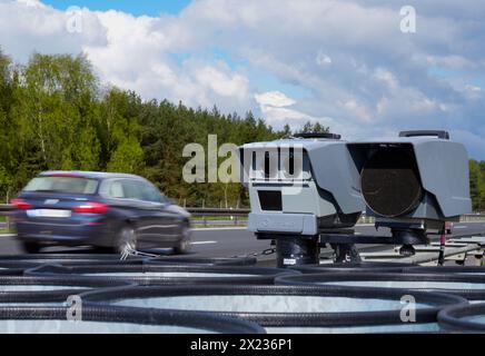 Walsleben, Deutschland. April 2024. An der Ausfahrt zum Parkplatz Rosskower Heide an der Autobahn A 24 befindet sich während eines bundesweiten Überwachungstages ein Messgerät mit Kamera zur Geschwindigkeitsüberwachung. Quelle: Soeren Stache/dpa/Alamy Live News Stockfoto