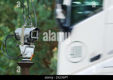 Walsleben, Deutschland. April 2024. Eine Kamera zur Entfernungsmessung befindet sich kurz vor der Ausfahrt zum Parkplatz Rosskower Heide an der Autobahn A 24. Quelle: Soeren Stache/dpa/Alamy Live News Stockfoto