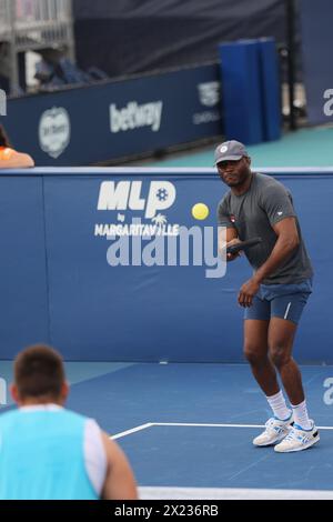 Der Mixed Martial Artist Kamaru Usman spielt beim Pro-am Pickleball-Turnier bei den Miami Open am 27. März 2024 in Miami Gardens, FL. (Foto: Paul Fong/Image of Sport) Stockfoto