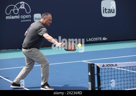 Douglas Emhoff spielt bei den Miami Open am 27. März 2024 in Miami Gardens, FL. (Foto: Paul Fong/Image of Sport) Stockfoto