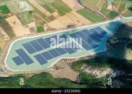 Luftaufnahme, Kraftwerk, Wasserkraftwerk, Solarpark, Hybridkraftwerk, Reservoir, schwimmend, EDF, Photovoltaik, Lazer Stockfoto
