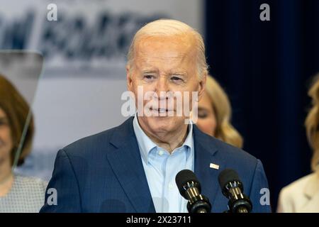 Philadelphia, Usa. April 2024. Präsident Joe Biden Jr. spricht bei einer Wahlkampfveranstaltung bei Martin Luther King Jr. Im Recreation Center in Philadelphia, PA, erhielt er Unterstützung von Familienmitgliedern aus Kennedy. Mehr als ein Dutzend Mitglieder des Kennedy-Clans, angeführt von der Tochter von Robert Kennedy Kerry Kennedy, stehen auf der Bühne und nahmen an den Zuschauern Teil, um Biden für die zweite Amtszeit zu unterstützen. (Foto: Lev Radin/Pacific Press) Credit: Pacific Press Media Production Corp./Alamy Live News Stockfoto