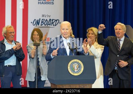 Philadelphia, Usa. April 2024. Präsident Joe Biden Jr. spricht bei einer Wahlkampfveranstaltung bei Martin Luther King Jr. Im Recreation Center in Philadelphia, PA, erhielt er Unterstützung von Familienmitgliedern aus Kennedy. Mehr als ein Dutzend Mitglieder des Kennedy-Clans, angeführt von der Tochter von Robert Kennedy Kerry Kennedy, stehen auf der Bühne und nahmen an den Zuschauern Teil, um Biden für die zweite Amtszeit zu unterstützen. (Foto: Lev Radin/Pacific Press) Credit: Pacific Press Media Production Corp./Alamy Live News Stockfoto