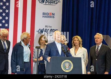 Philadelphia, Usa. April 2024. Präsident Joe Biden Jr. spricht bei einer Wahlkampfveranstaltung bei Martin Luther King Jr. Im Recreation Center in Philadelphia, PA, erhielt er Unterstützung von Familienmitgliedern aus Kennedy. Mehr als ein Dutzend Mitglieder des Kennedy-Clans, angeführt von der Tochter von Robert Kennedy Kerry Kennedy, stehen auf der Bühne und nahmen an den Zuschauern Teil, um Biden für die zweite Amtszeit zu unterstützen. (Foto: Lev Radin/Pacific Press) Credit: Pacific Press Media Production Corp./Alamy Live News Stockfoto