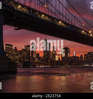 Blick über den East River zur Manhattan Bridge und Lower Manhattan mit One World Trade Centre, New York City, New York, USA, New York City, Neu Stockfoto