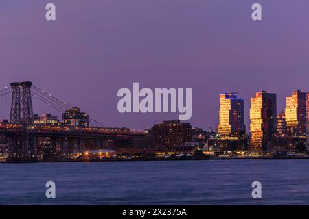 Blick über den East River nach Williamsburg und Williamsburg Bridge, New York City, New York, USA, New York City, New York, USA Stockfoto