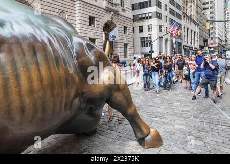 Touristen machen Fotos vor der Bronzestatue des Charging Bull, Wall Street, Manhattan, New York City, New York, USA, New York City, New Stockfoto