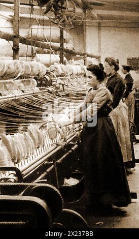 Viktorianische Frauen arbeiten mit Spinnstühlen um 1900 Stockfoto