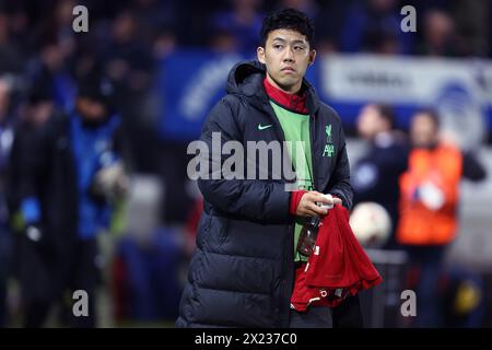 Bergamo, Italien. April 2024. Wataru Endo vom FC Liverpool sieht beim Viertelfinale der UEFA Europa League im zweiten Legspiel zwischen Atalanta BC und Liverpool FC am 18. April 2024 im Gewiss-Stadion in Bergamo, Italien, zu. Quelle: Marco Canoniero/Alamy Live News Stockfoto