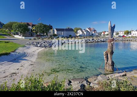 Kristallklares Wasser in einer flachen Bucht, Sandstrand, Traena, Lovunden, Helgelandküste, Norwegen Stockfoto