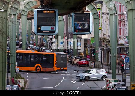 Straßenlinie der Schwebebahn im zweigleisigen Stadtteil Vohwinkel, Wuppertal, Bergisches Land, Nordrhein-Westfalen Stockfoto