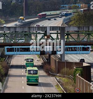 Die Wuppertaler Schwebebahn überquert die Autobahn A46 am Sonnborner Kreuz, Autobahnkreuz Wuppertal, Nordrhein-Westfalen Stockfoto