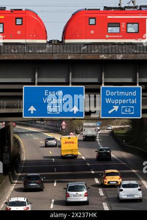 Der Regionalzug überquert die Autobahn A535 am Sonnborner Kreuz, Autobahnkreuz Wuppertal, Nordrhein-Westfalen Stockfoto