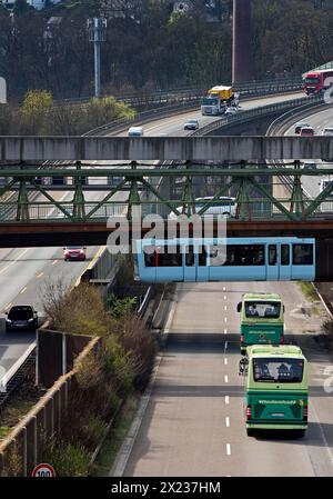 Die Wuppertaler Schwebebahn überquert die Autobahn A46 am Sonnborner Kreuz, Autobahnkreuz Wuppertal, Nordrhein-Westfalen Stockfoto