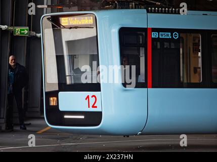 Die Schwebebahn verlässt den Bahnhof Oberbarmen in Richtung Vohwinkel, Wuppertal, Bergisches Land, Nordrhein-Westfalen Stockfoto