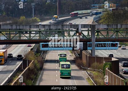 Die Wuppertaler Schwebebahn überquert die Autobahn A46 am Sonnborner Kreuz, Autobahnkreuz Wuppertal, Nordrhein-Westfalen Stockfoto