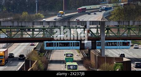 Die Wuppertaler Schwebebahn überquert die Autobahn A46 am Sonnborner Kreuz, Autobahnkreuz Wuppertal, Nordrhein-Westfalen Stockfoto