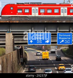 Der Regionalzug überquert die Autobahn A535 am Sonnborner Kreuz, Autobahnkreuz Wuppertal, Nordrhein-Westfalen Stockfoto