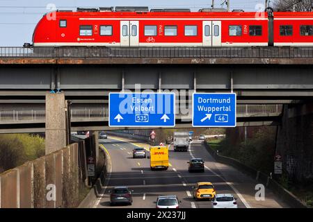 Der Regionalzug überquert die Autobahn A535 am Sonnborner Kreuz, Autobahnkreuz Wuppertal, Nordrhein-Westfalen Stockfoto