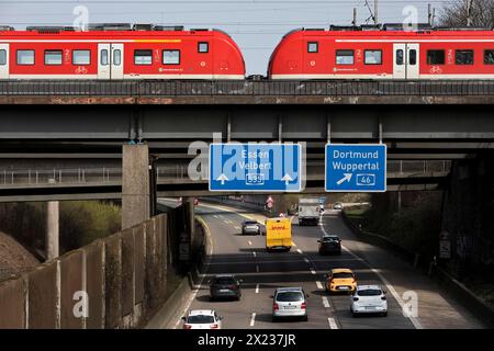 Der Regionalzug überquert die Autobahn A535 am Sonnborner Kreuz, Autobahnkreuz Wuppertal, Nordrhein-Westfalen Stockfoto