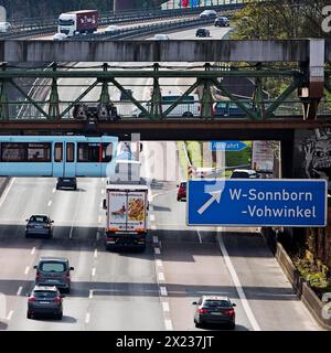 Die Wuppertaler Schwebebahn überquert die Autobahn A46 am Sonnborner Kreuz, innerstädtischer Autobahndreieck Wuppertal, Nordrhein-Westfalen Stockfoto