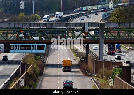 Die Wuppertaler Schwebebahn überquert die Autobahn A46 am Sonnborner Kreuz, Autobahnkreuz Wuppertal, Nordrhein-Westfalen Stockfoto