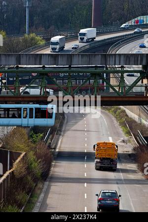 Die Wuppertaler Schwebebahn überquert die Autobahn A46 am Sonnborner Kreuz, Autobahnkreuz Wuppertal, Nordrhein-Westfalen Stockfoto