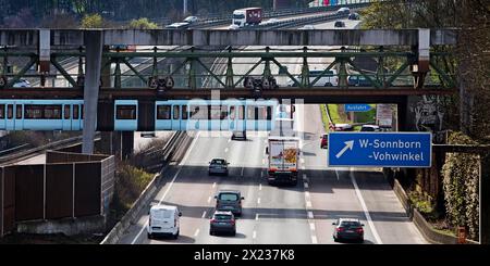 Die Wuppertaler Schwebebahn überquert die Autobahn A46 am Sonnborner Kreuz, innerstädtischer Autobahndreieck Wuppertal, Nordrhein-Westfalen Stockfoto