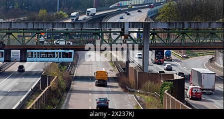 Die Wuppertaler Schwebebahn überquert die Autobahn A46 am Sonnborner Kreuz, Autobahnkreuz Wuppertal, Nordrhein-Westfalen Stockfoto