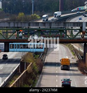 Die Wuppertaler Schwebebahn überquert die Autobahn A46 am Sonnborner Kreuz, Autobahnkreuz Wuppertal, Nordrhein-Westfalen Stockfoto
