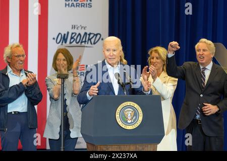 Philadelphia, Pennsylvania, USA. April 2024. Präsident Joe Biden Jr. spricht bei einer Wahlkampfveranstaltung bei Martin Luther King Jr. Im Recreation Center in Philadelphia, PA, erhielt er Unterstützung von Familienmitgliedern aus Kennedy. Mehr als ein Dutzend Mitglieder des Kennedy-Clans, angeführt von der Tochter von Robert Kennedy Kerry Kennedy, stehen auf der Bühne und nahmen an den Zuschauern Teil, um Biden für die zweite Amtszeit zu unterstützen. (Kreditbild: © Lev Radin/Pacific Press via ZUMA Press Wire) NUR REDAKTIONELLE VERWENDUNG! Nicht für kommerzielle ZWECKE! Stockfoto