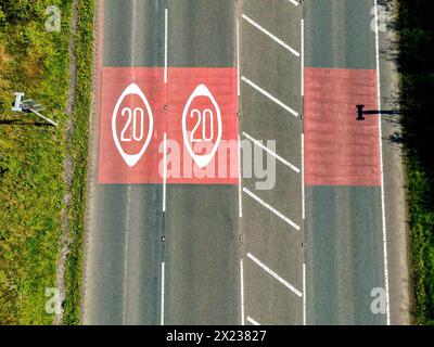Drohnenansicht der Straßenmarkierungen in Wales, die den Beginn einer Geschwindigkeitsbegrenzung von 20 km/h zeigen. Stockfoto